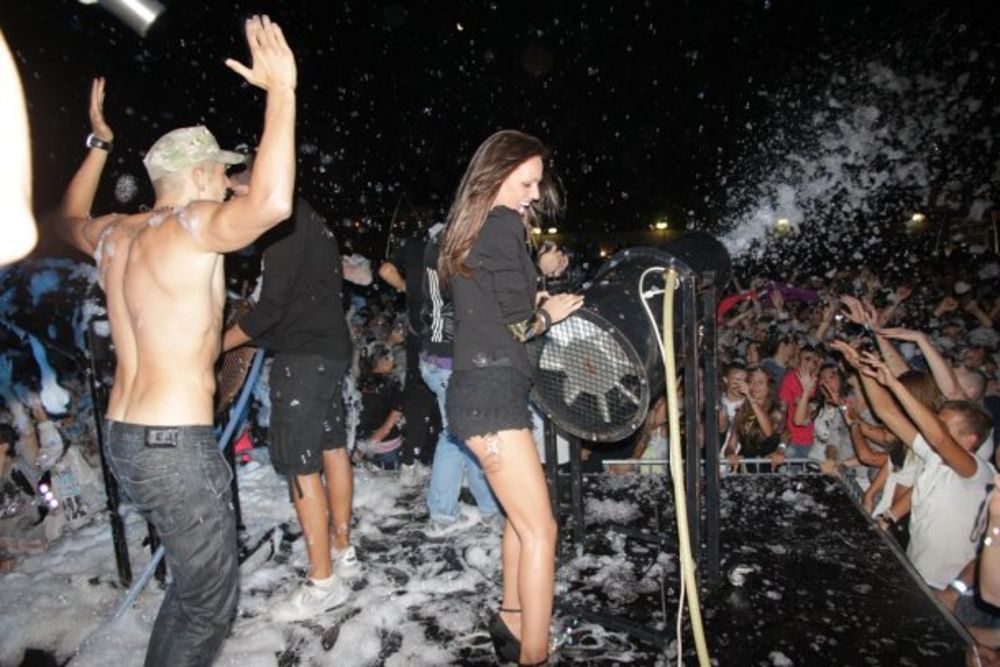 Manekenka Gordana Radić našla se na pena topu oficijelne žurke predstojećeg Guarana Foam festa, koja je u subotu kasno uveče održana na sportskim terenima Breg u Rumi. Goca je penom okupala više hiljada ljudi kojima zabavu nije pokvarilo ni izuzetno hladno vre