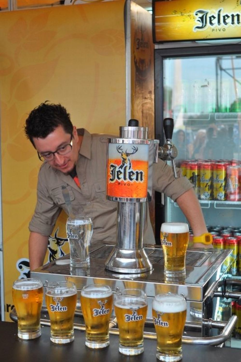 U okviru jubilarnog Belgrade Beer Festa, Apatinska pivara organizovala je na štandu Jelen Piva VIP takmičenje u pravilnom točenju piva. Pridržavajući se neophodnih koraka da Jelen Pivo zadrži vrhunski kvalitet, u ulozi profesionalnih barmena našli su se Inspek