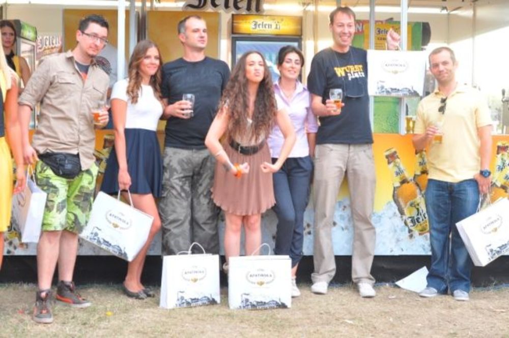 U okviru jubilarnog Belgrade Beer Festa, Apatinska pivara organizovala je na štandu Jelen Piva VIP takmičenje u pravilnom točenju piva. Pridržavajući se neophodnih koraka da Jelen Pivo zadrži vrhunski kvalitet, u ulozi profesionalnih barmena našli su se Inspek