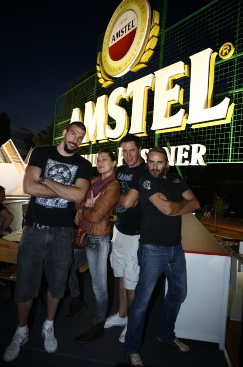 Drugo veče desetog Beogradskog pivskog festivala obeležila je zabava na VIP terasi Amstel Premium Pilsener štanda, koju je organizovala kompanija Ujedinjene srpske pivare. Događaju su prisustvovale brojne poznate ličnosti, a vi pogledajte fotografije koje ilus