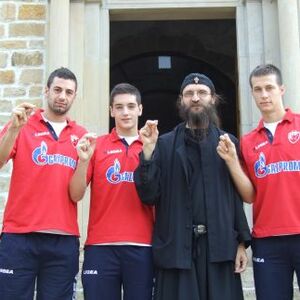 Fudbaleri Crvene Zvezde posetili manastir Đurđevi Stupovi