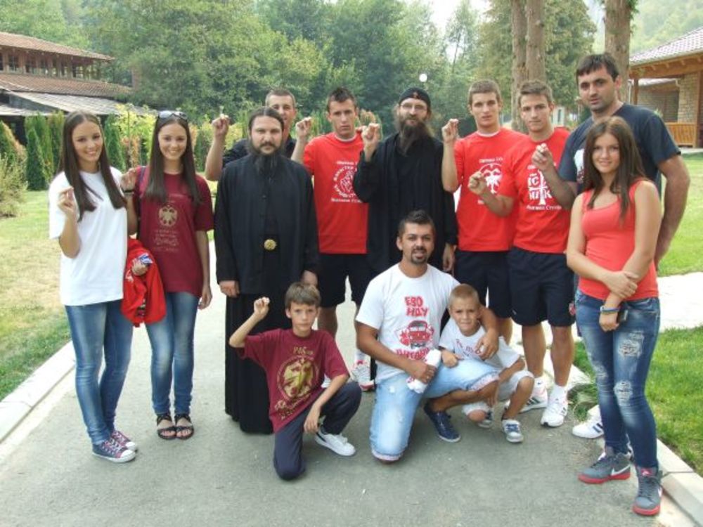 Igrači i stručni tim FK Crvena Zvezda nedavno su obišli manastir Đurđevi Stupevi.