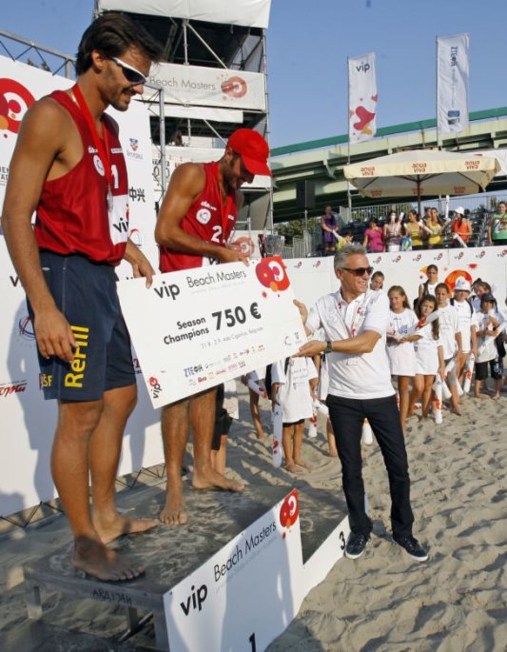 Nakon što je prošao kroz čak šest gradova Srbije, odbojkaški karavan je svoje putovanje završio na beogradskoj Adi Ciganliji na kojoj su zasluženu šampionsku titulu u finalnom turniru prvenstva Vip Beach Masters osvojili par Antonić/Galešev u muškoj i Egić/Fra