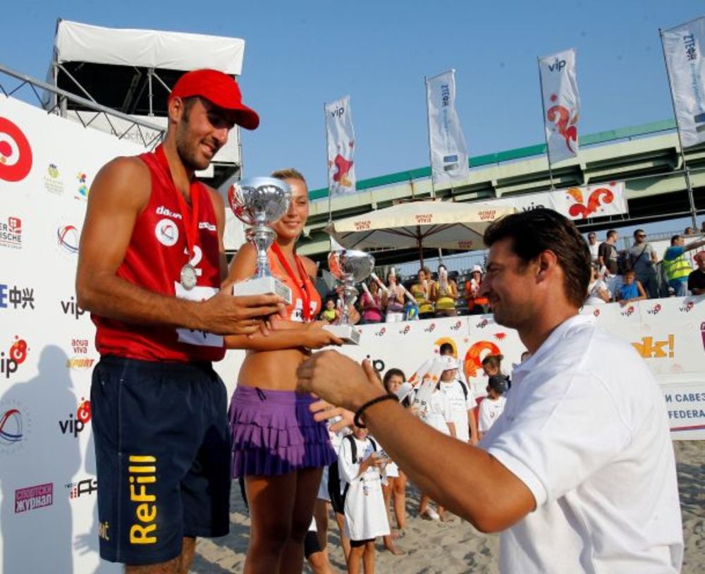 Nakon što je prošao kroz čak šest gradova Srbije, odbojkaški karavan je svoje putovanje završio na beogradskoj Adi Ciganliji na kojoj su zasluženu šampionsku titulu u finalnom turniru prvenstva Vip Beach Masters osvojili par Antonić/Galešev u muškoj i Egić/Fra