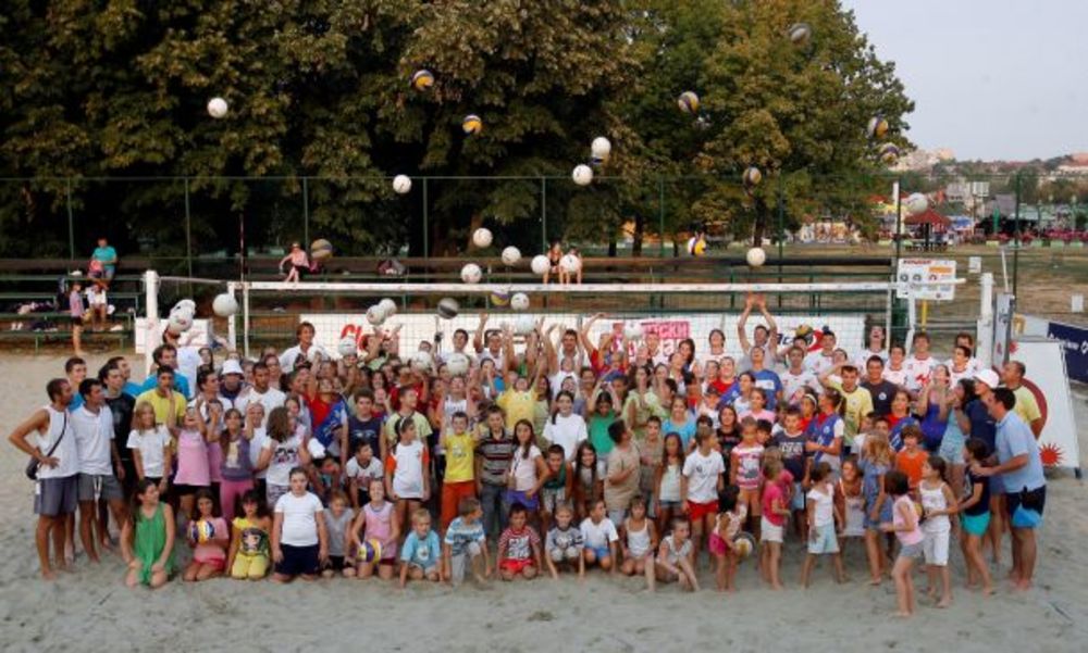 Nakon što je prošao kroz čak šest gradova Srbije, odbojkaški karavan je svoje putovanje završio na beogradskoj Adi Ciganliji na kojoj su zasluženu šampionsku titulu u finalnom turniru prvenstva Vip Beach Masters osvojili par Antonić/Galešev u muškoj i Egić/Fra