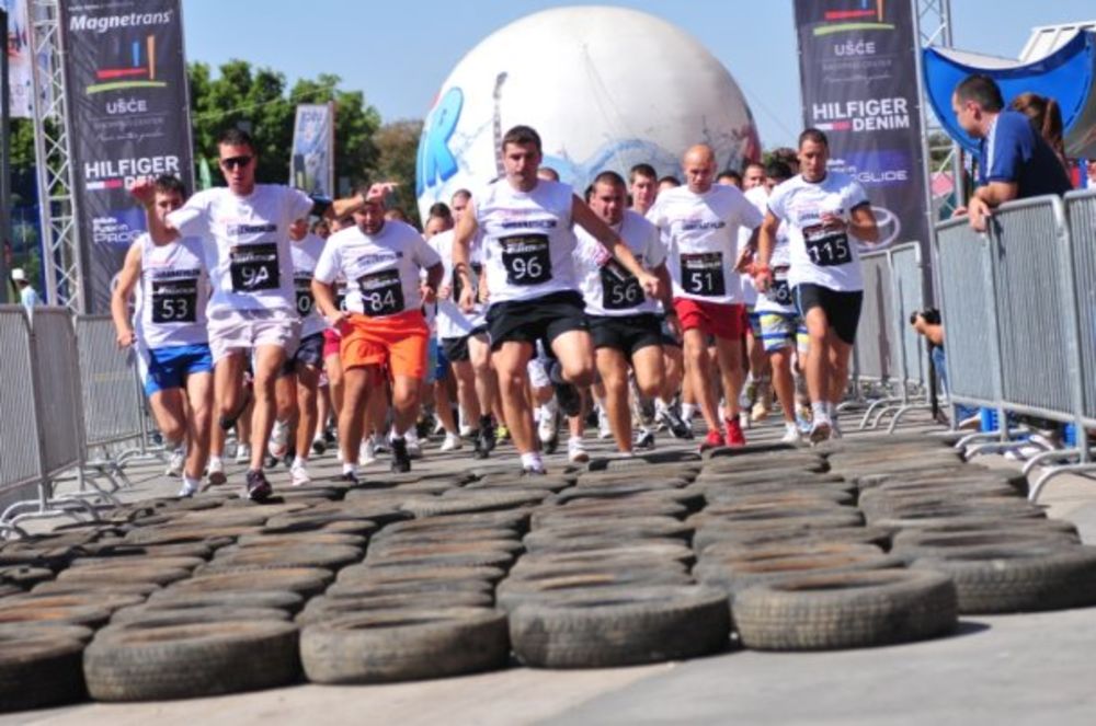 Veliki broj Beograđana oprobao se danas u nesvakidašnjoj urbanoj trci koja se održala u okviru Men’s Health Urbanathlon&Festivala, manifestacije koja spaja sport, avanturu, muziku i dobru zabavu. Jedinstvena gradska trka, koja se ove godine održala pod pok