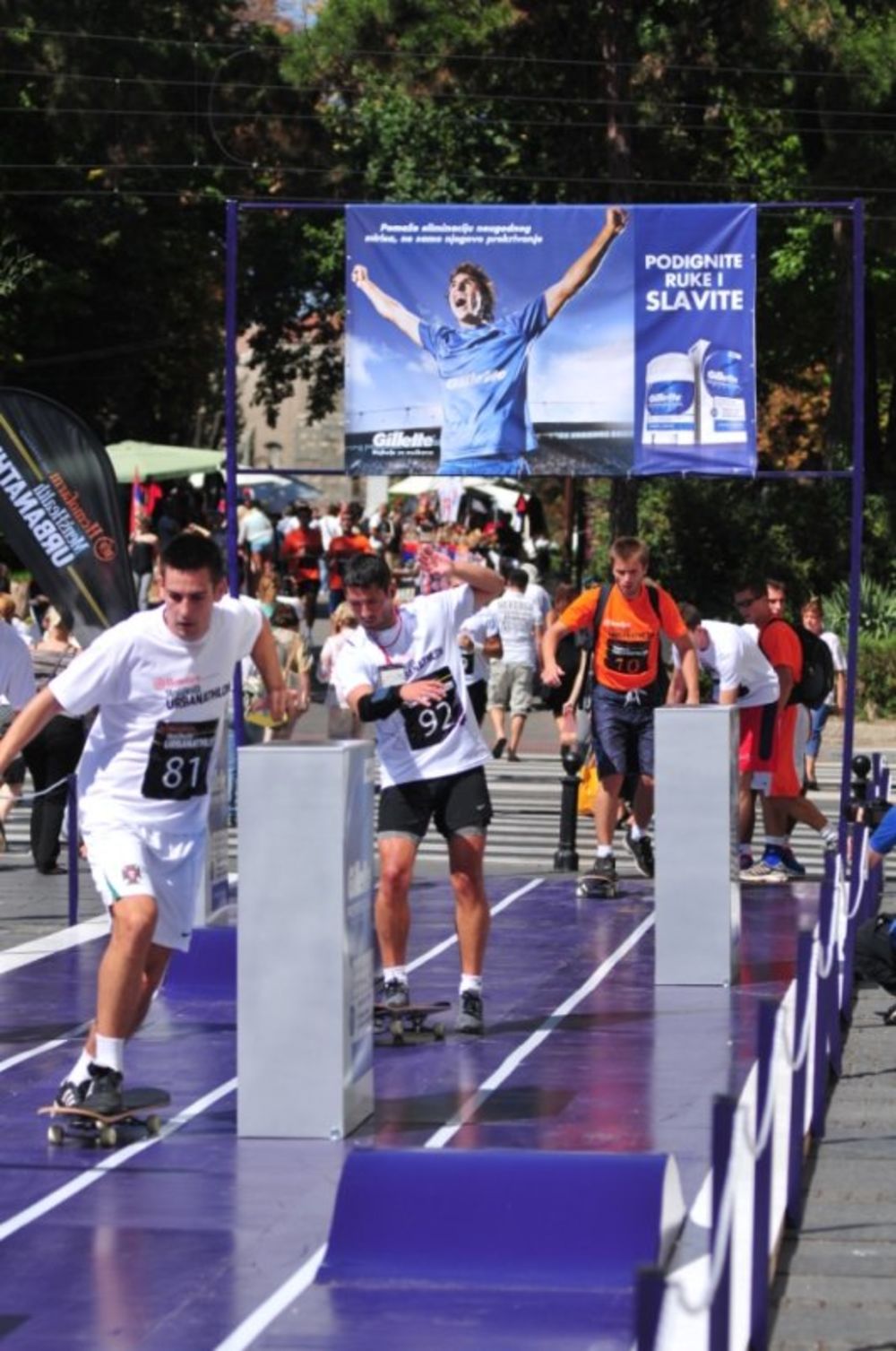 Veliki broj Beograđana oprobao se danas u nesvakidašnjoj urbanoj trci koja se održala u okviru Men’s Health Urbanathlon&Festivala, manifestacije koja spaja sport, avanturu, muziku i dobru zabavu. Jedinstvena gradska trka, koja se ove godine održala pod pok