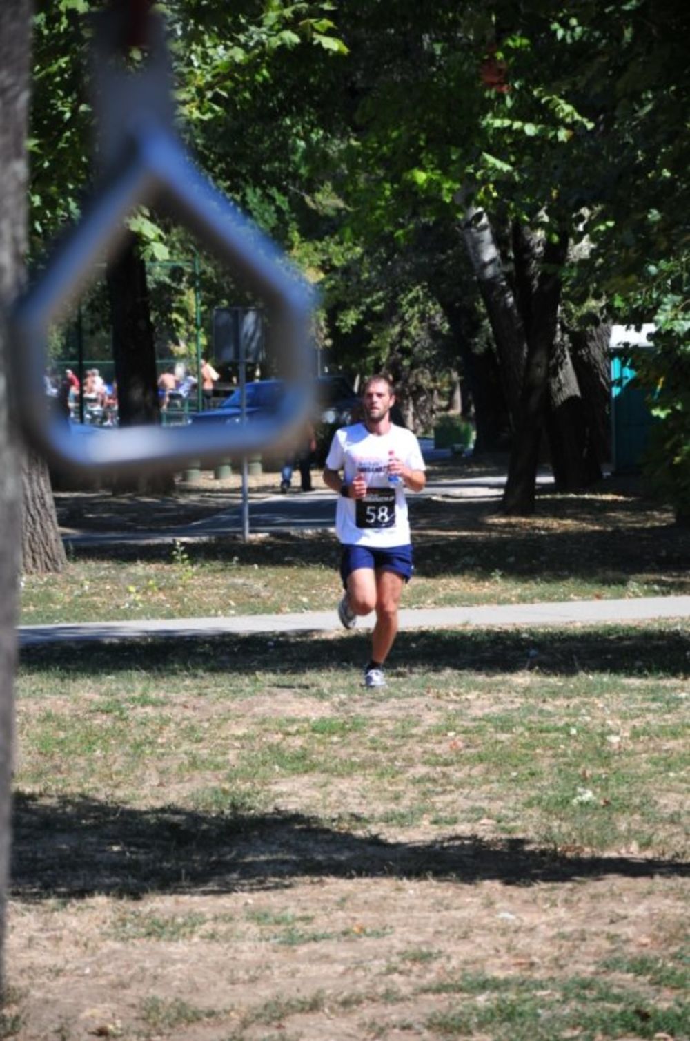 Veliki broj Beograđana oprobao se danas u nesvakidašnjoj urbanoj trci koja se održala u okviru Men’s Health Urbanathlon&Festivala, manifestacije koja spaja sport, avanturu, muziku i dobru zabavu. Jedinstvena gradska trka, koja se ove godine održala pod pok