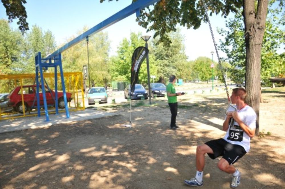 Veliki broj Beograđana oprobao se danas u nesvakidašnjoj urbanoj trci koja se održala u okviru Men’s Health Urbanathlon&Festivala, manifestacije koja spaja sport, avanturu, muziku i dobru zabavu. Jedinstvena gradska trka, koja se ove godine održala pod pok