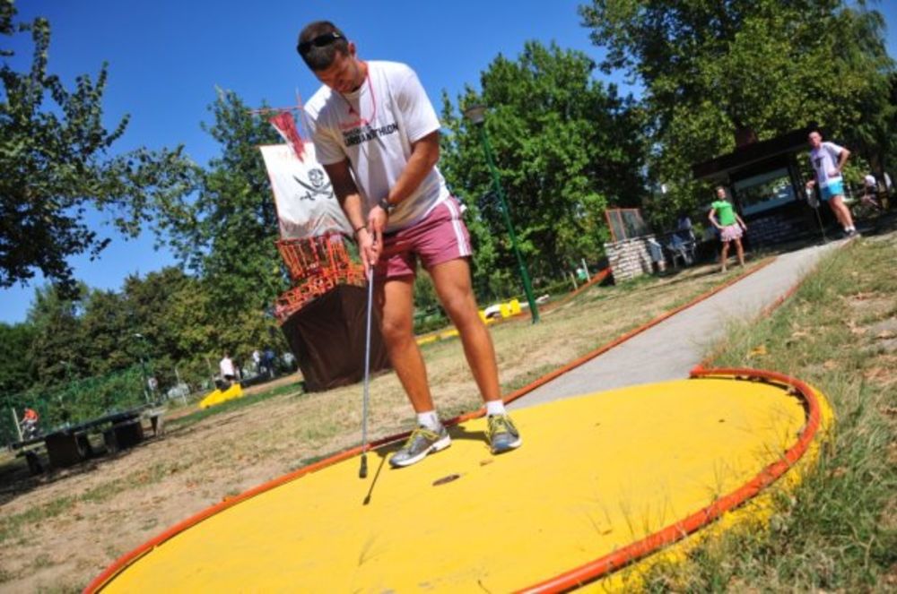 Veliki broj Beograđana oprobao se danas u nesvakidašnjoj urbanoj trci koja se održala u okviru Men’s Health Urbanathlon&Festivala, manifestacije koja spaja sport, avanturu, muziku i dobru zabavu. Jedinstvena gradska trka, koja se ove godine održala pod pok