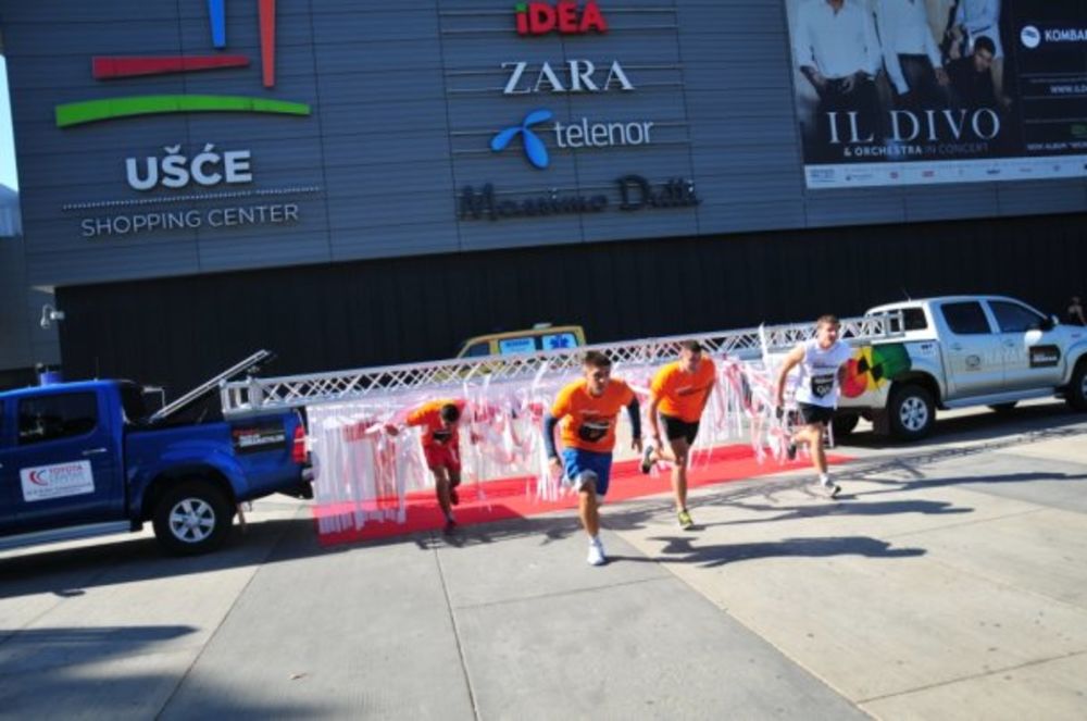 Veliki broj Beograđana oprobao se danas u nesvakidašnjoj urbanoj trci koja se održala u okviru Men’s Health Urbanathlon&Festivala, manifestacije koja spaja sport, avanturu, muziku i dobru zabavu. Jedinstvena gradska trka, koja se ove godine održala pod pok