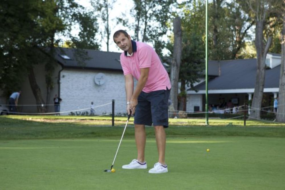 Treći Boss Store Beograd Golf Masters turnir održan je u Golf klubu na Adi Ciganliji, a u prijatnom ambijentnu za vreme sunčanog beogradskog vikenda svoje golf umeće pokazale su i ličnosti iz javnog života. Za vreme turnira predstavljena je i nova Hugo Boss ko