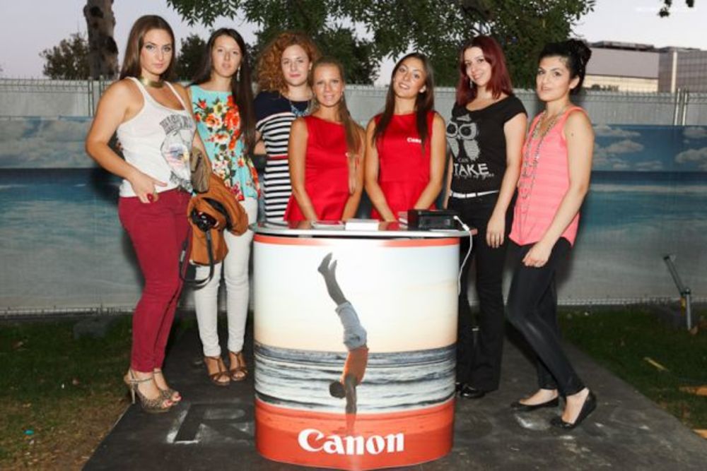 Povodom Ušće FashionBloger takmičenja u stajlingu sinoć je u okviru zatvaranja projekta Ušće open Air održan prvi FashionBloger party svih modnih blogera Srbije. U Ženskom kutku Naxi plaže, više od 40 modnih blogera Srbije dočekalo je brojne Beograđane koji su