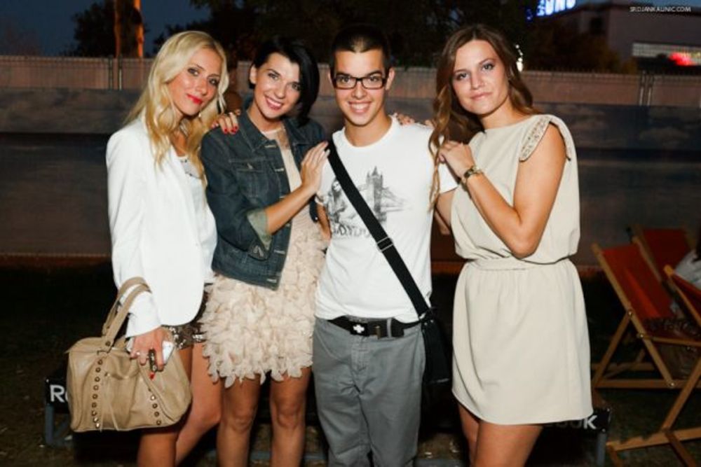 Povodom Ušće FashionBloger takmičenja u stajlingu sinoć je u okviru zatvaranja projekta Ušće open Air održan prvi FashionBloger party svih modnih blogera Srbije. U Ženskom kutku Naxi plaže, više od 40 modnih blogera Srbije dočekalo je brojne Beograđane koji su