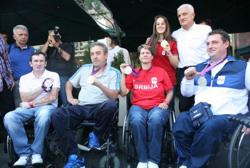 Srpski paraolimpijci koji su na Paraolimpijskim igrama u Londonu osvojili čak pet medalja organizovali su danas na platou ispred Terazijske česme u Beogradu druženje sa sugrađanima umesto zvaničnog dočeka na balkonu kod Skupštine grada. Podsetimo, zlatne medal