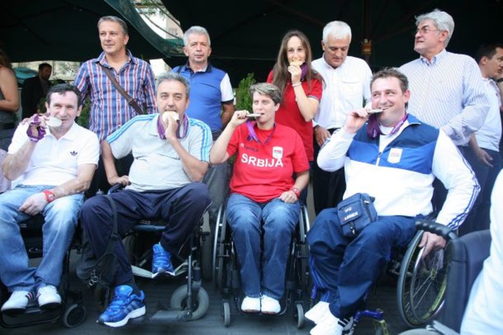 Srpski paraolimpijci koji su na Paraolimpijskim igrama u Londonu osvojili čak pet medalja organizovali su danas na platou ispred Terazijske česme u Beogradu druženje sa sugrađanima umesto zvaničnog dočeka na balkonu kod Skupštine grada. Podsetimo, zlatne medal