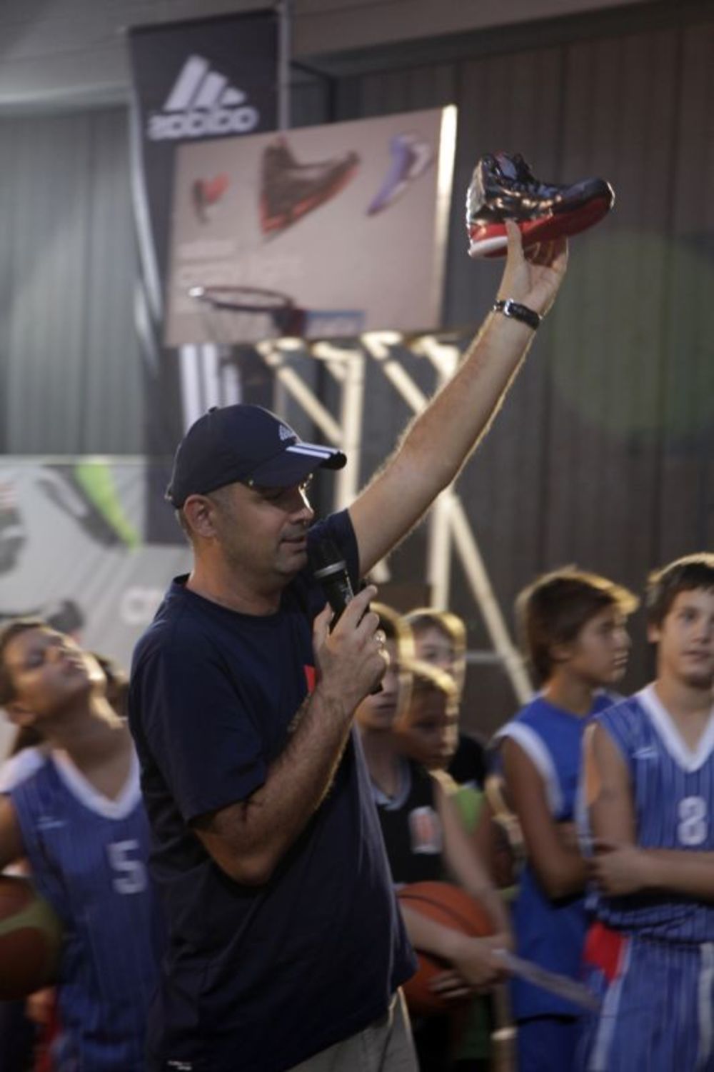 Talentovani mladi košarkaši pokazali su zavidno basket umeće, i pritom se ludo zabavljali na Adidas takmičenju Zaigraj za crazy light koje je održano na košarkaškim terenima ispred TC Ušće. Na ovom nesvakidašnjem nadmetanju, Adidas je okupio 100 mladih i persp