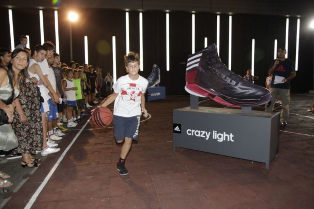 Talentovani mladi košarkaši pokazali su zavidno basket umeće, i pritom se ludo zabavljali na Adidas takmičenju Zaigraj za crazy light koje je održano na košarkaškim terenima ispred TC Ušće. Na ovom nesvakidašnjem nadmetanju, Adidas je okupio 100 mladih i persp