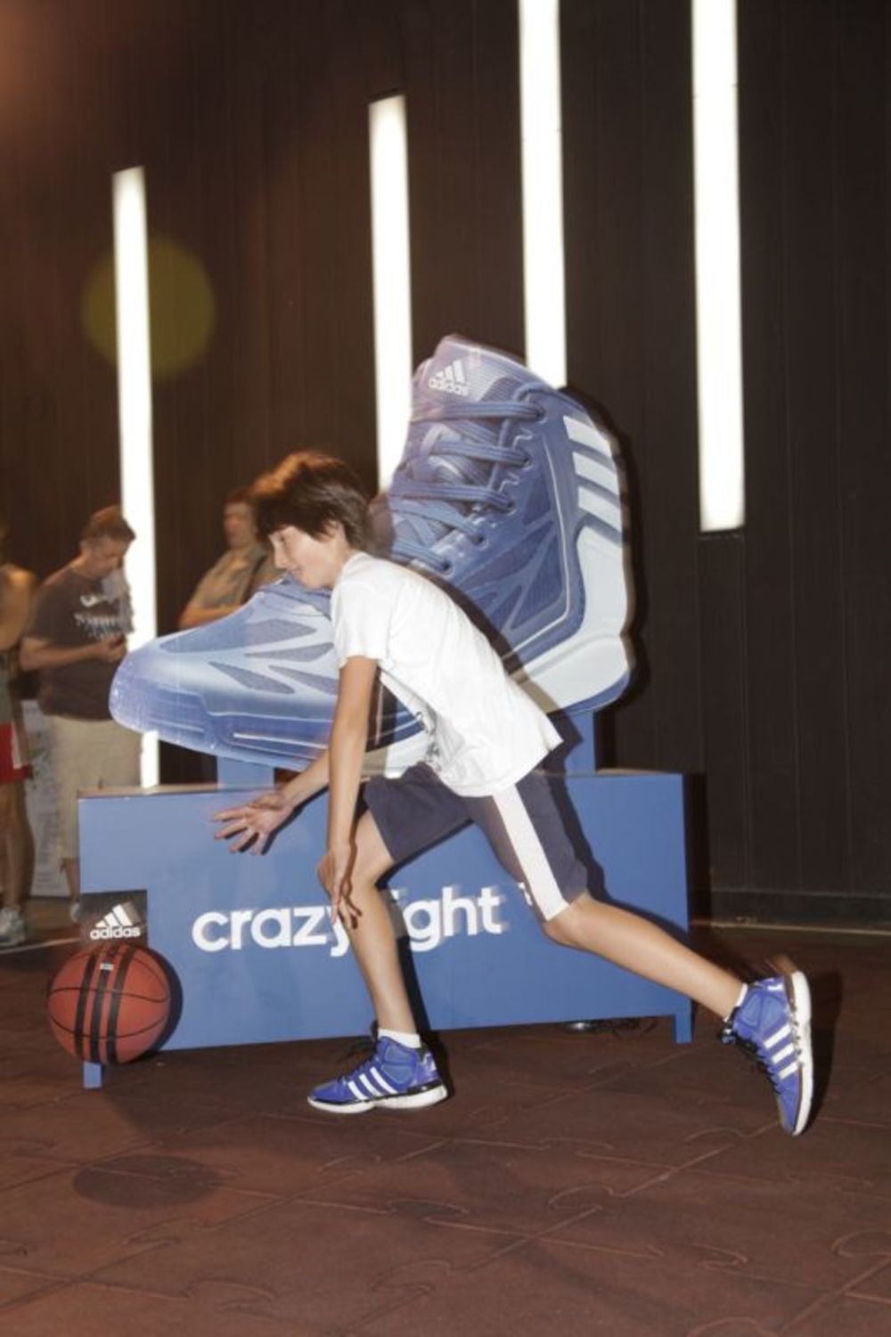 Talentovani mladi košarkaši pokazali su zavidno basket umeće, i pritom se ludo zabavljali na Adidas takmičenju Zaigraj za crazy light koje je održano na košarkaškim terenima ispred TC Ušće. Na ovom nesvakidašnjem nadmetanju, Adidas je okupio 100 mladih i persp