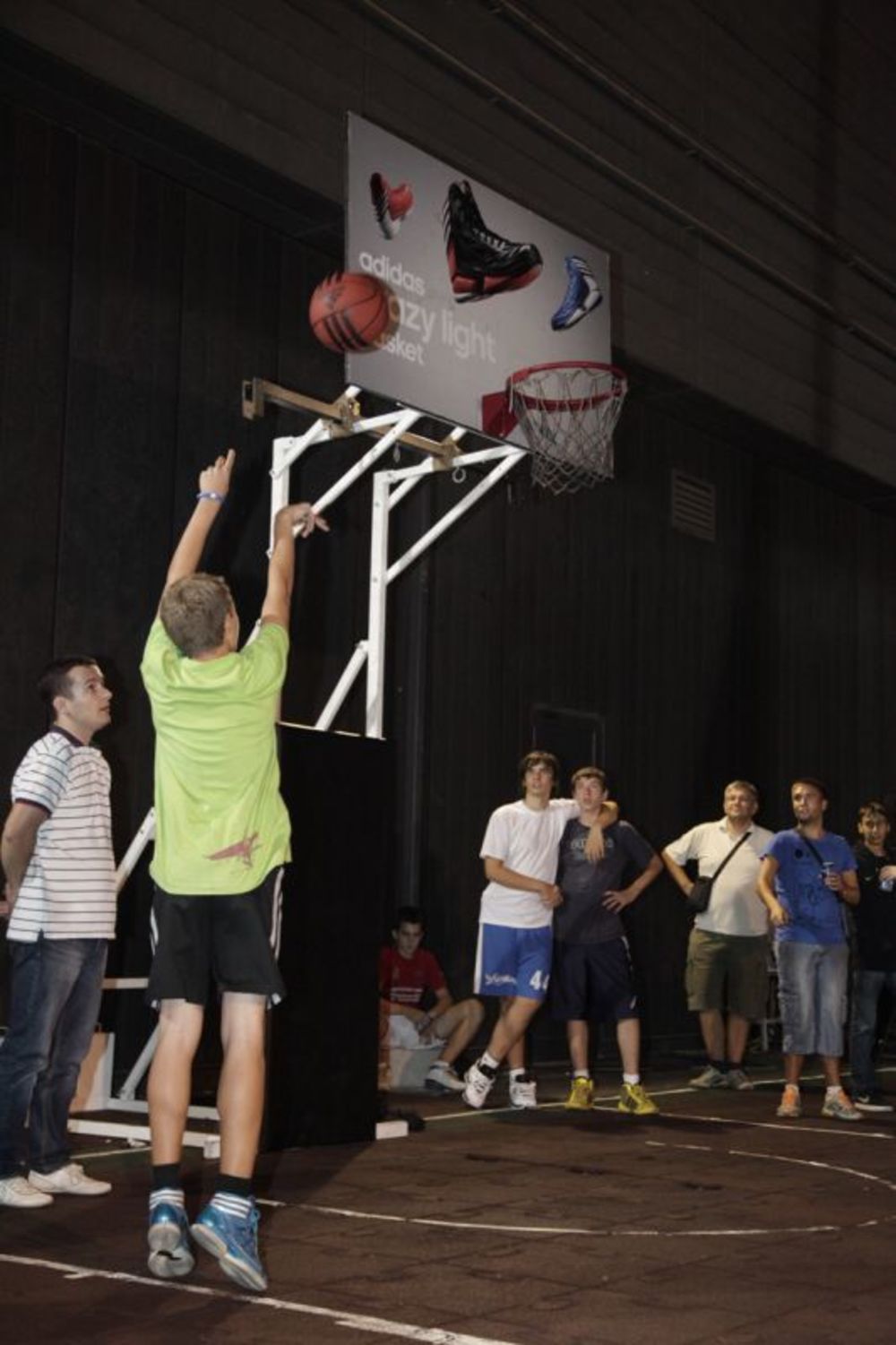 Talentovani mladi košarkaši pokazali su zavidno basket umeće, i pritom se ludo zabavljali na Adidas takmičenju Zaigraj za crazy light koje je održano na košarkaškim terenima ispred TC Ušće. Na ovom nesvakidašnjem nadmetanju, Adidas je okupio 100 mladih i persp