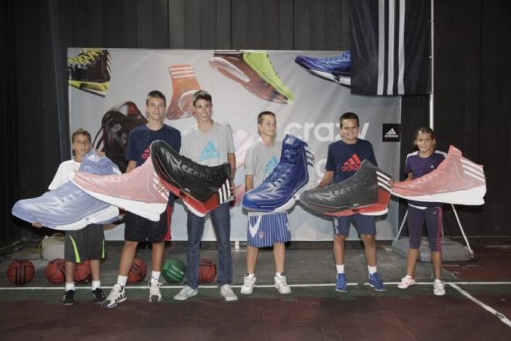 Talentovani mladi košarkaši pokazali su zavidno basket umeće, i pritom se ludo zabavljali na Adidas takmičenju Zaigraj za crazy light koje je održano na košarkaškim terenima ispred TC Ušće. Na ovom nesvakidašnjem nadmetanju, Adidas je okupio 100 mladih i persp