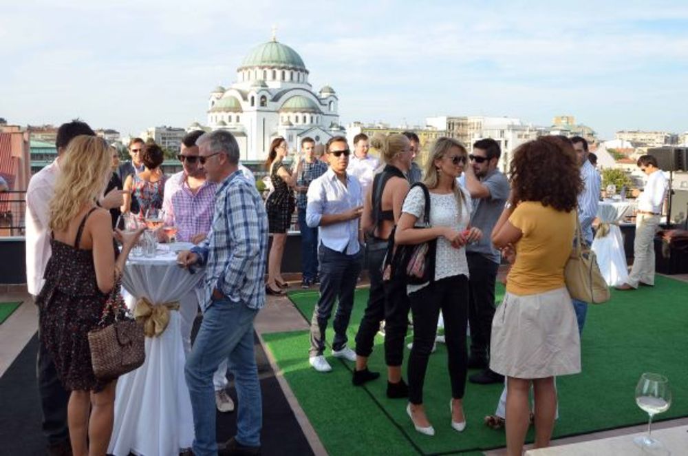 Nakon uspešne letnje sezone Vinarija Zvonko Bogdan i Hotel Crystal  predstavli su After work Party. U lepom ambijentu hotela  iz kog se pruža pogled na Hram Svetog Save, zvanice su  degustirale vina iz bogatog asotirmana Vinarije Zvonko Bogdan i na pravi način