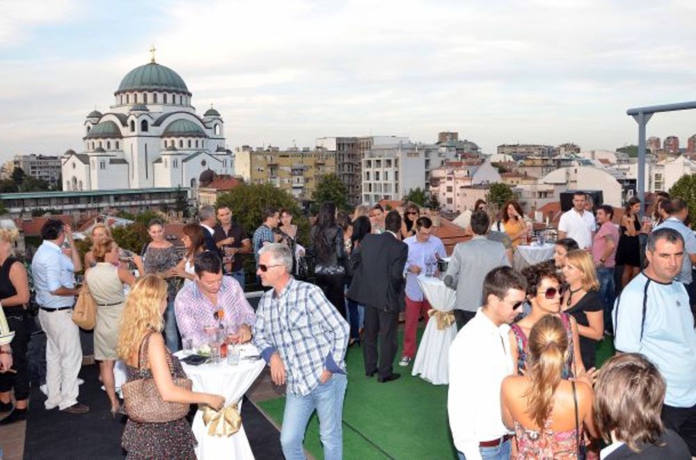 Nakon uspešne letnje sezone Vinarija Zvonko Bogdan i Hotel Crystal  predstavli su After work Party. U lepom ambijentu hotela  iz kog se pruža pogled na Hram Svetog Save, zvanice su  degustirale vina iz bogatog asotirmana Vinarije Zvonko Bogdan i na pravi način