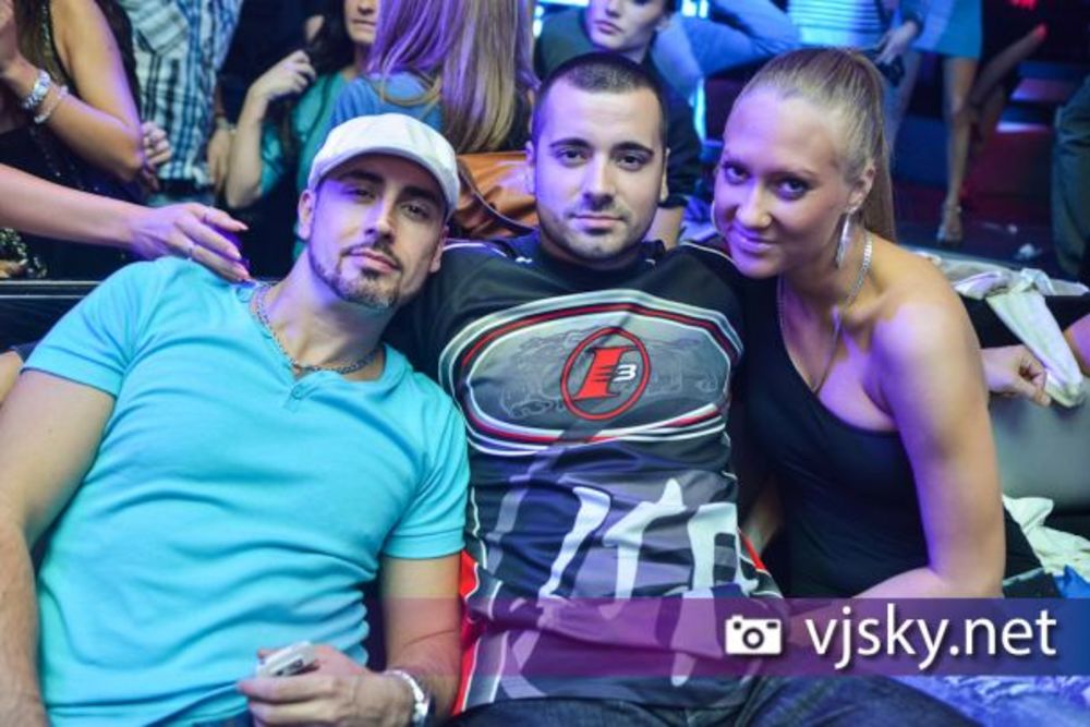 Tradicionalna žurka Fuckin' Famous Night, koja se svake nedelje organizuje na beogradskom splavu River, i ovog puta privukla je veliki broj ljubitelja r'n'b muzike. Voditelji televizije Pink Vladimir Stanojević i Marija Lazić, učesnik Survivora