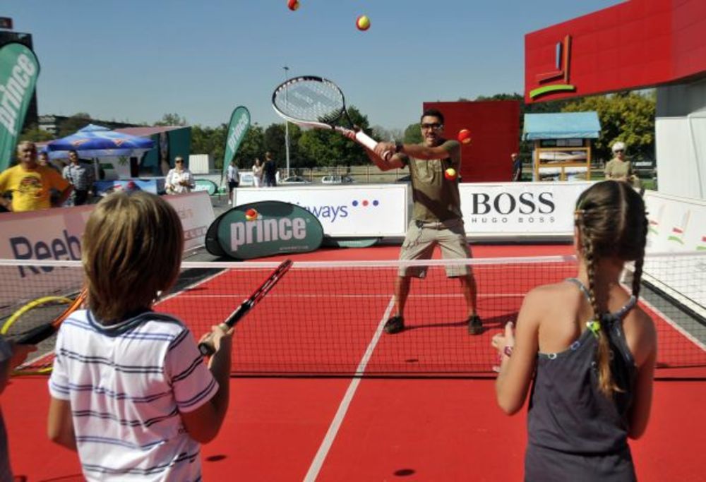 Poznati su na platou ispred USĆE Shopping Centra ukrstili rekete sa decom na promociji  tenisa u čast održavanja tradicionalnog humanitarnog Hugo Boss Celebrities Challanger Tournament Belgrade 2012 i Imlek Mini Tenis Open turnira za decu do 10.godina. Tokom o