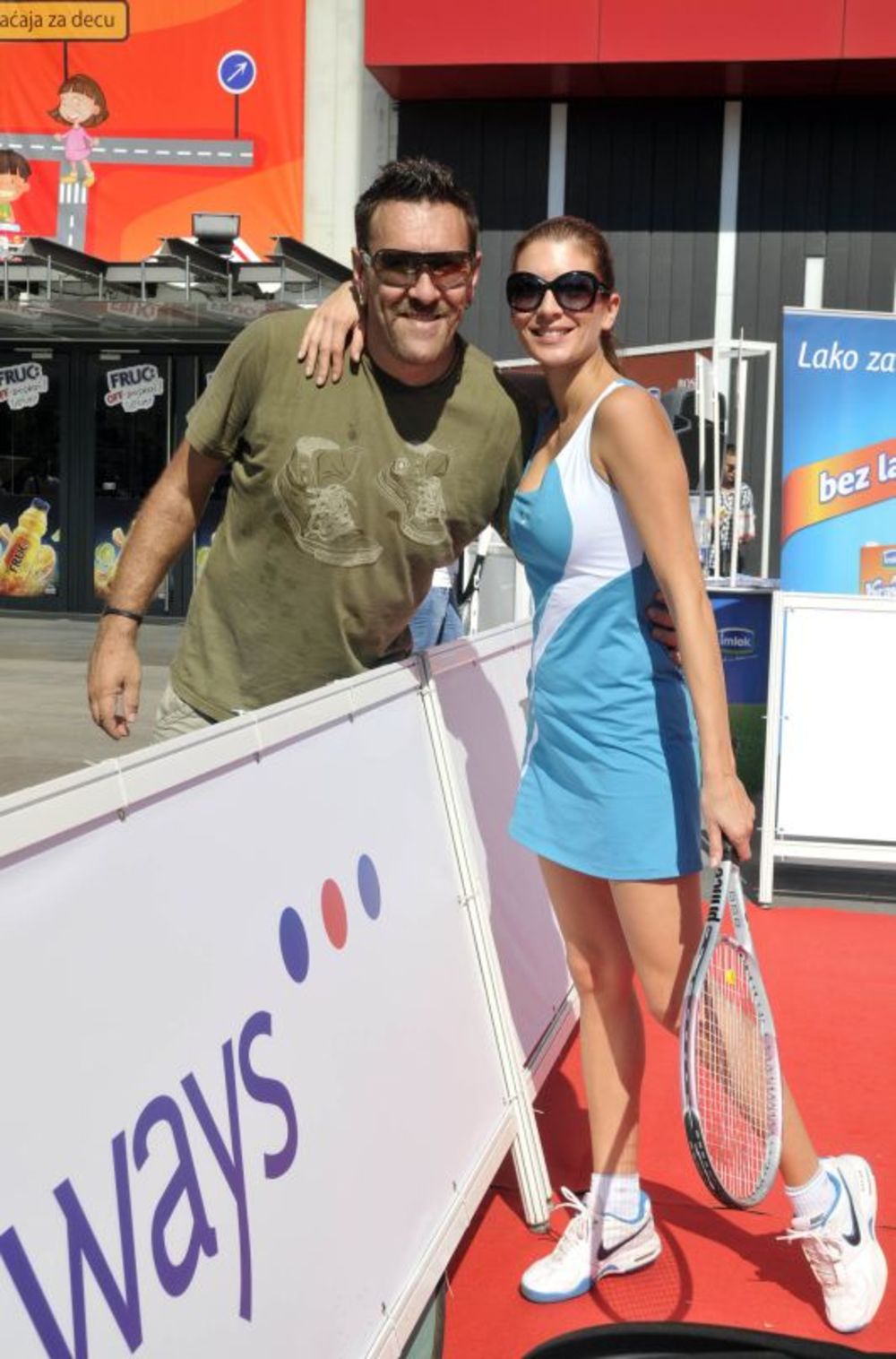 Poznati su na platou ispred USĆE Shopping Centra ukrstili rekete sa decom na promociji  tenisa u čast održavanja tradicionalnog humanitarnog Hugo Boss Celebrities Challanger Tournament Belgrade 2012 i Imlek Mini Tenis Open turnira za decu do 10.godina. Tokom o