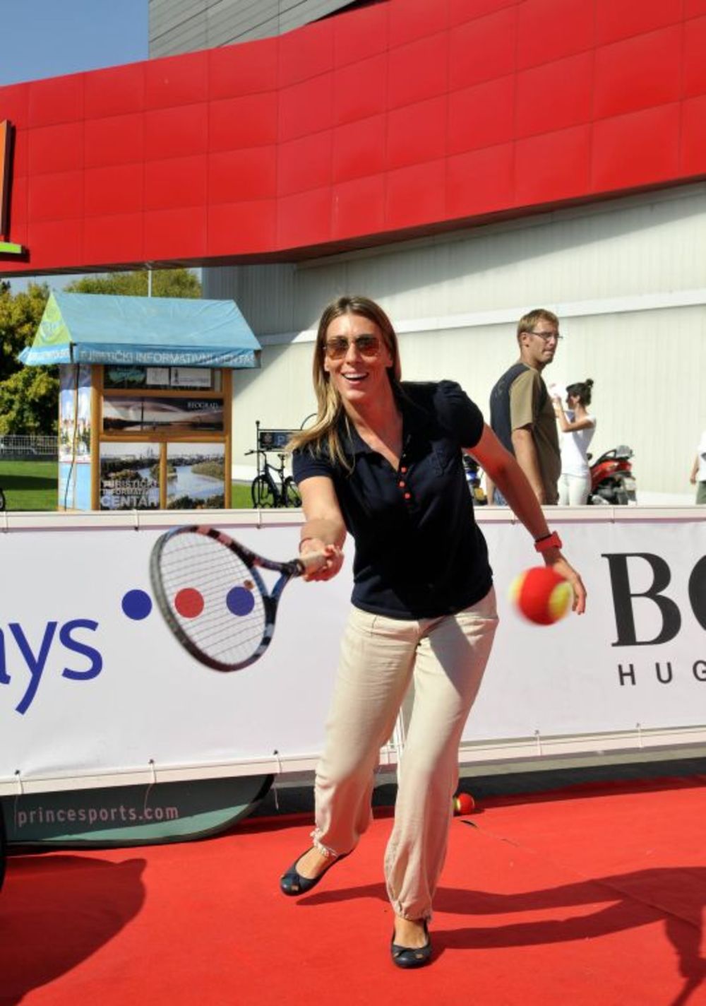 Poznati su na platou ispred USĆE Shopping Centra ukrstili rekete sa decom na promociji  tenisa u čast održavanja tradicionalnog humanitarnog Hugo Boss Celebrities Challanger Tournament Belgrade 2012 i Imlek Mini Tenis Open turnira za decu do 10.godina. Tokom o