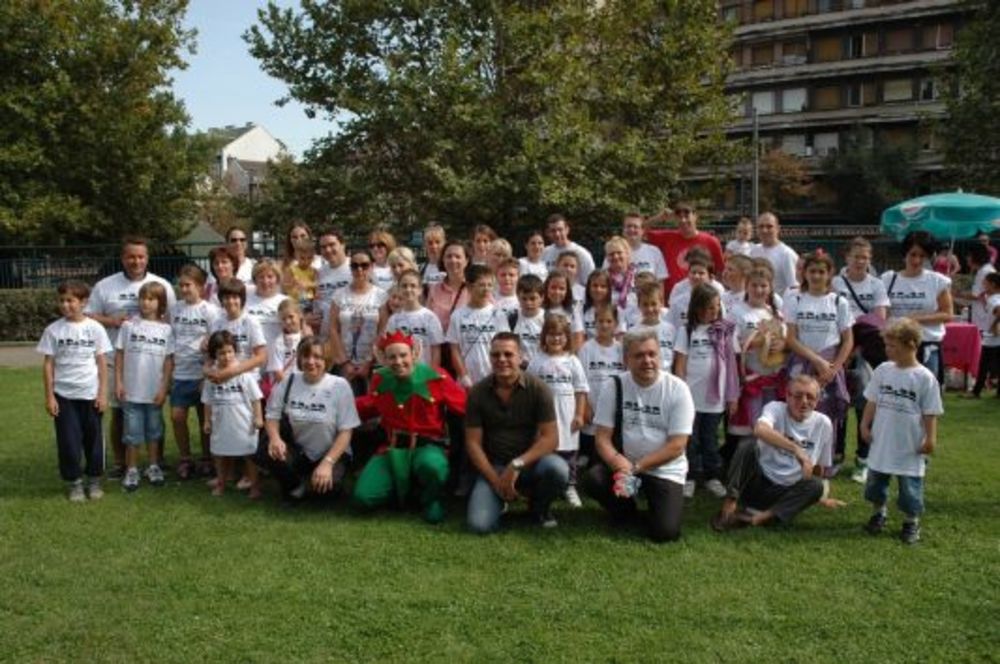 Deca oštećenog sluha za vikend su se družila u Zoološkom vrtu u Beogradu sa poznatim ličnostima. Ivan Ivanović, Vlado Georgiev, Inspektor Blaža, odbojkašice Maja Ognjenović  i Maja Simanić, voditeljka Tanja Peternek Aleksić i voditeljski par Dare i Mare odvoji