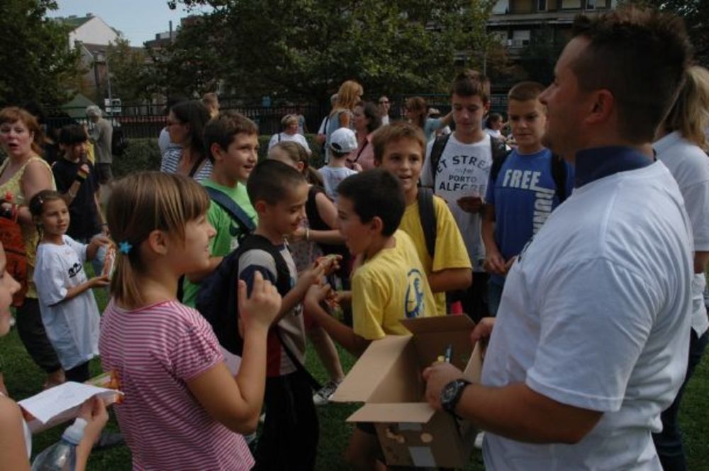 Deca oštećenog sluha za vikend su se družila u Zoološkom vrtu u Beogradu sa poznatim ličnostima. Ivan Ivanović, Vlado Georgiev, Inspektor Blaža, odbojkašice Maja Ognjenović  i Maja Simanić, voditeljka Tanja Peternek Aleksić i voditeljski par Dare i Mare odvoji