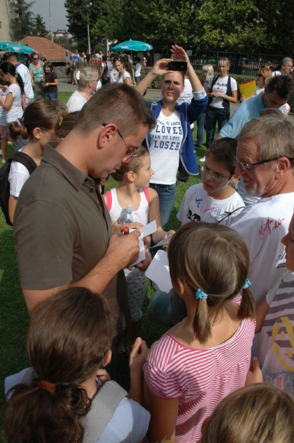 Deca oštećenog sluha za vikend su se družila u Zoološkom vrtu u Beogradu sa poznatim ličnostima. Ivan Ivanović, Vlado Georgiev, Inspektor Blaža, odbojkašice Maja Ognjenović  i Maja Simanić, voditeljka Tanja Peternek Aleksić i voditeljski par Dare i Mare odvoji