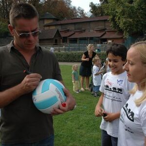 Vlado Georgiev i Ivan Ivanović sa decom oštećenog sluha u Zoo vrtu