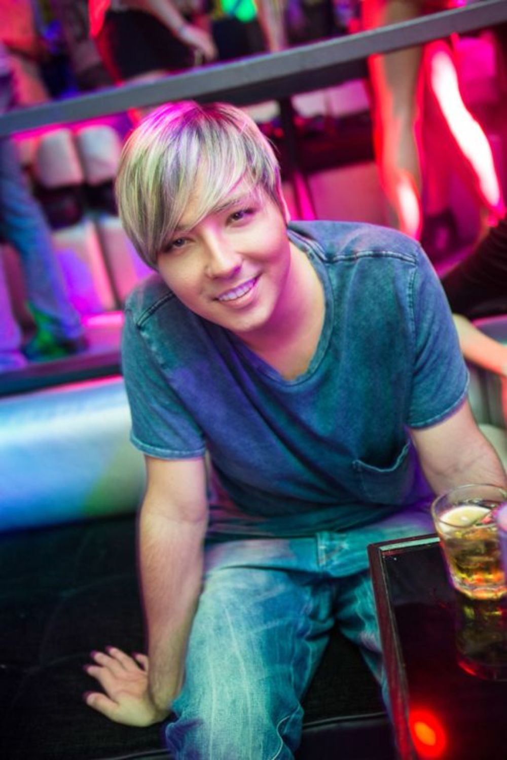 Nije tajna da Milan Stanković nije ljubitelj noćnog života, te da se veoma retko može sresti na beogradskim in mestima. Međutim, mladi pevač napravio je presedan i pojavio se na čuvenoj Fuckin' famous žurki, koja se svake nedelje organizuje na splavu Rive