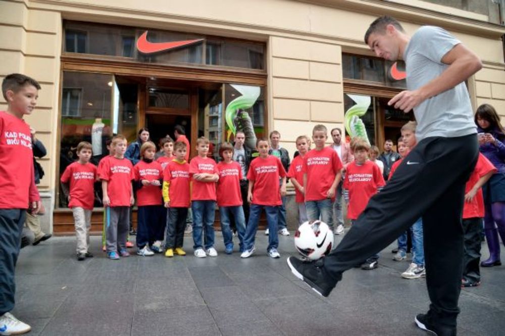 Poznati fudbaler Mančester Sitija i reprezentativac Srbije, Aleksandar Kolarov, pridružio se Nike timu i novi je Nike ambasador za Srbiju. Tim povodom u Nike prodavnici u centru grada organizovano je druženje sa najmlađim i najvernijim obožavaocima poznatog fu