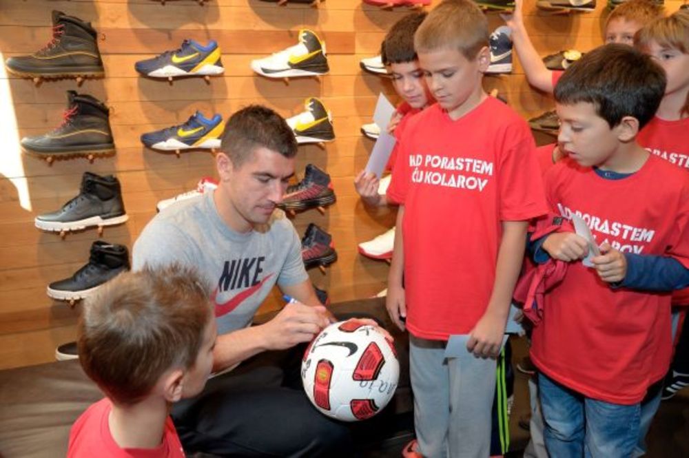 Poznati fudbaler Mančester Sitija i reprezentativac Srbije, Aleksandar Kolarov, pridružio se Nike timu i novi je Nike ambasador za Srbiju. Tim povodom u Nike prodavnici u centru grada organizovano je druženje sa najmlađim i najvernijim obožavaocima poznatog fu