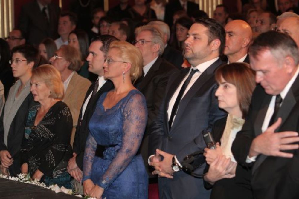 Fondacija Karić, koja slavi 30 godina postojanja, dodelila je sinoć u beogradskom Narodnom pozorištu nagrade Braća Karić ličnostima koje svojim delovanjem u različitim oblastima doprinose afirmaciji Srbije i njenom povezivanju sa svetom. Priznanja za rezultate