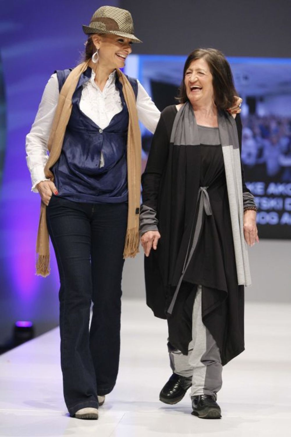 U susret svetskom danu borbe protiv artritisa, druge večeri 21. Maybelline Fashion Selectiona održana je i revija Pokreni se biće bolje, koju je modna agencija Select organizovala u saradnji sa Udruženjem obolelih protiv reumatoidnih bolesti i mladim dizajneri