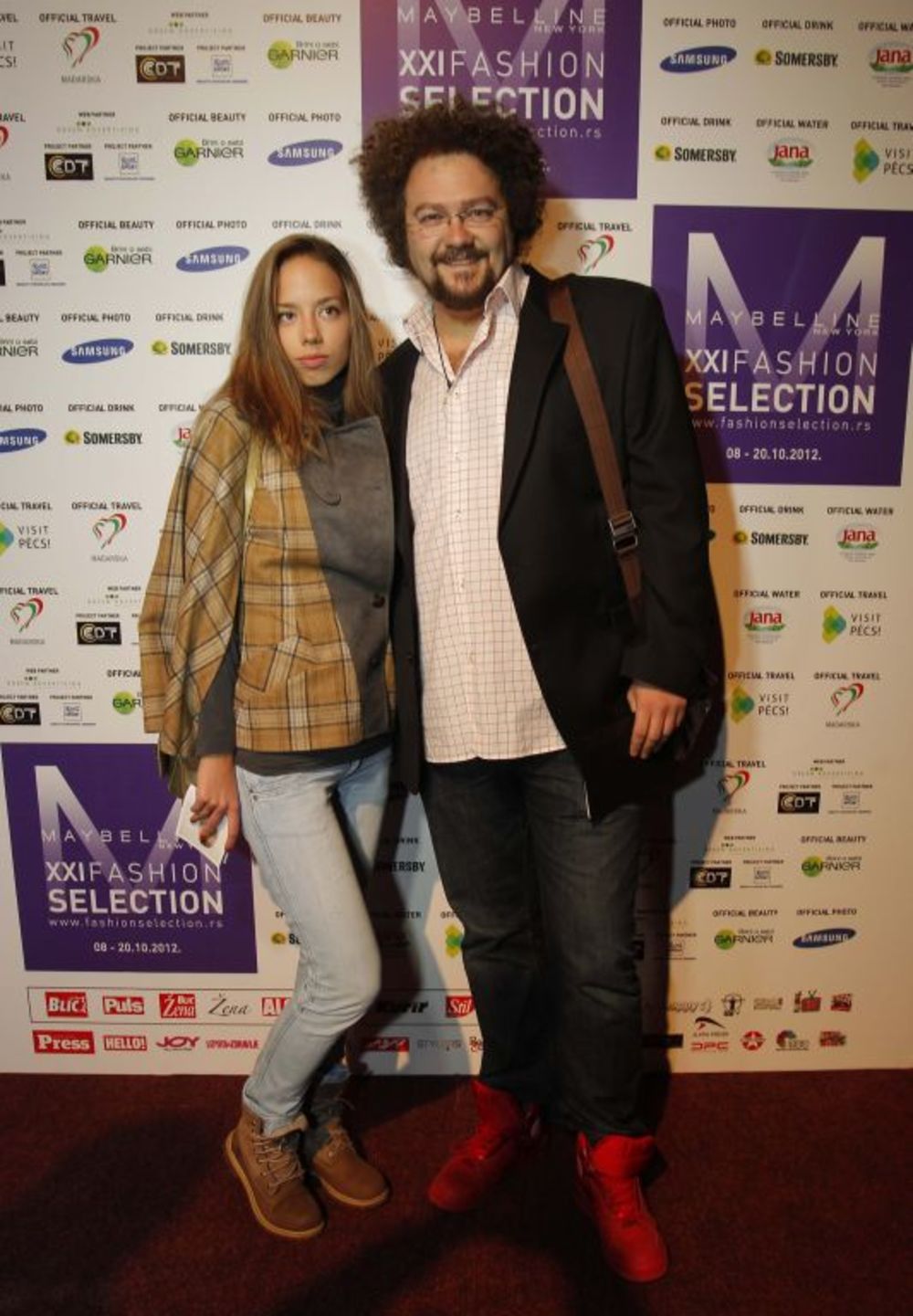 U susret svetskom danu borbe protiv artritisa, druge večeri 21. Maybelline Fashion Selectiona održana je i revija Pokreni se biće bolje, koju je modna agencija Select organizovala u saradnji sa Udruženjem obolelih protiv reumatoidnih bolesti i mladim dizajneri