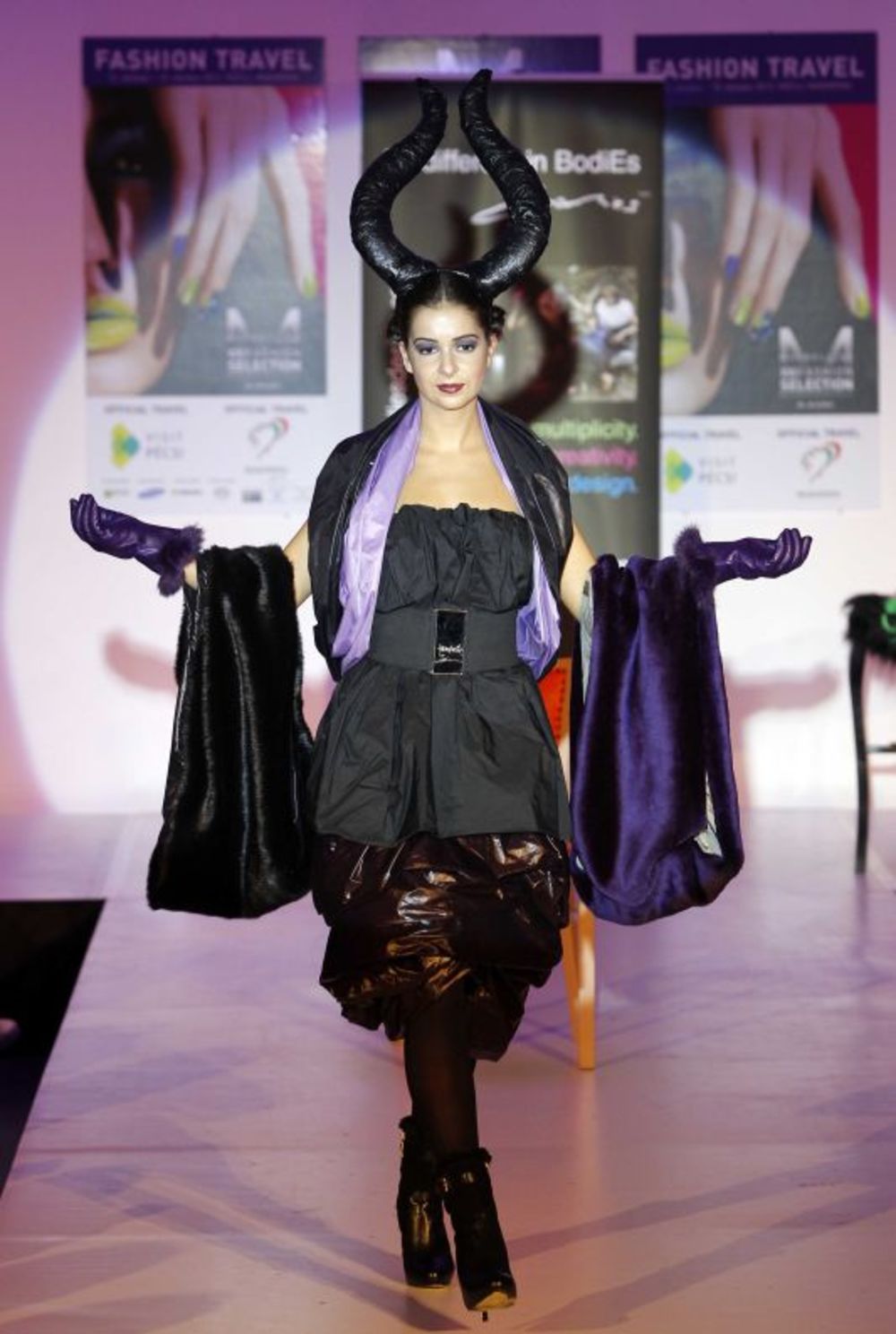 U okviru 21. Maybelline Fashion Selectiona u prelepom mađarskom gradu Pečuju održan je Fashion Travel, na kome su se predstavile modna kuća Allegra i mađarska dizajnerka Ester Bodi. U fantastičnom ambijentu Žolnaj kulturnog kvarta u Pečuju, modna kuća Allegra