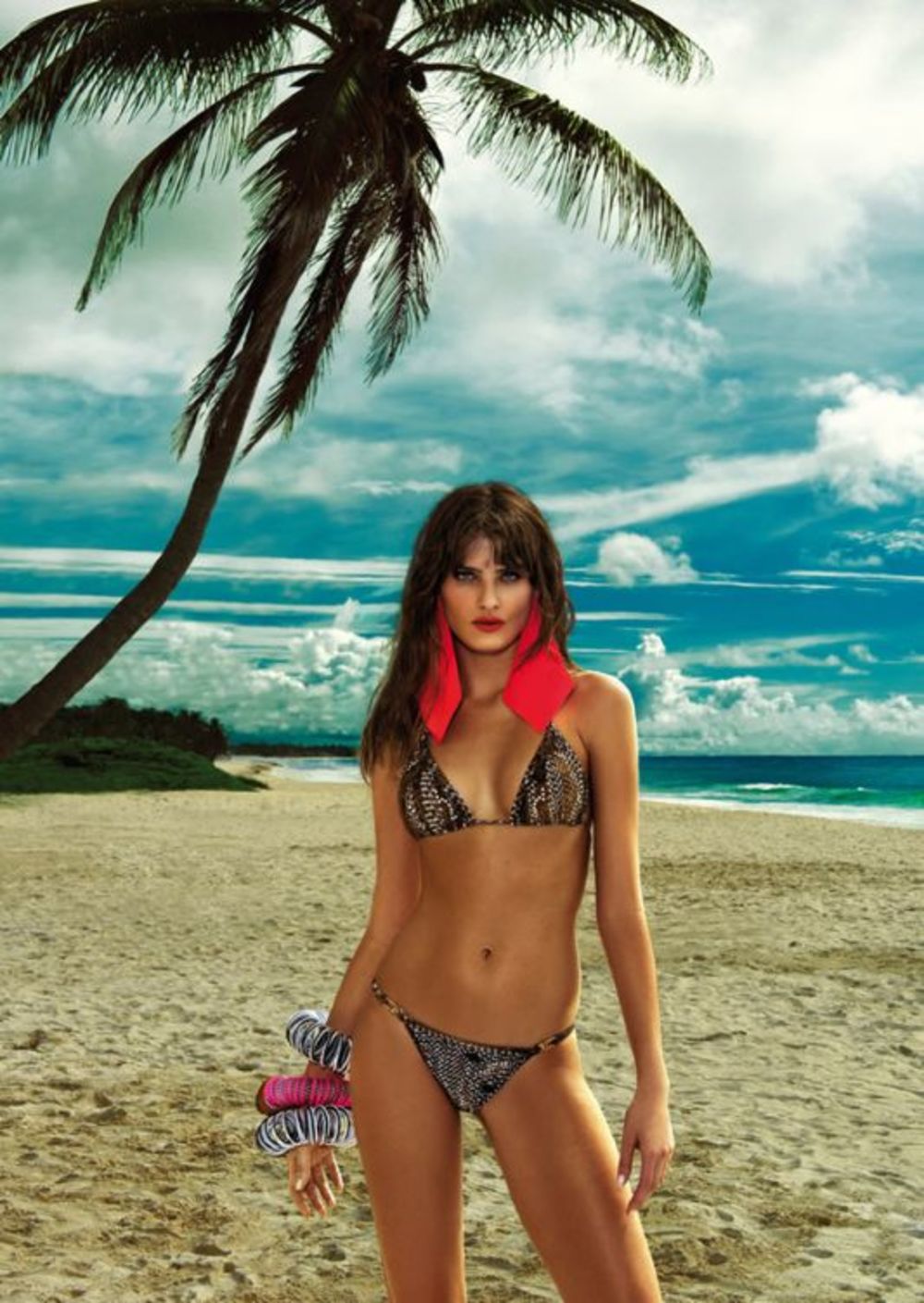 Brazilska lepotica Izabeli Fontana sigurno će sa lakoćom uneti malo vreline u sumorne jesenje dane. To nije ni čudo s obzirom na to kakve ženske atribute poseduje. Otkrila ih je pozirajući u bikinijima kompanije Morena Rosa Beach.