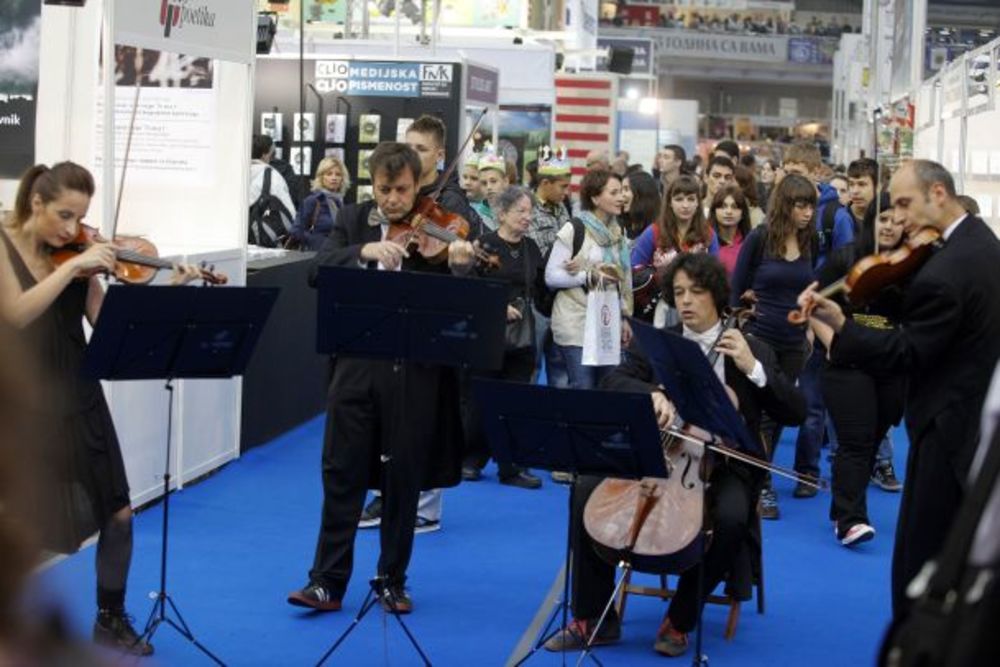 U okviru kampanje Život je lep, Gudački kvartet Beogradske filharmonije iznenadio je posetioce beogradskog Sajma knjiga. Članovi kvarteta - violinisti Jelena Dragnić i Vladan Lončar, violista Boris Brezovac i violončelista Aleksandar Latković, svojim iznenadni