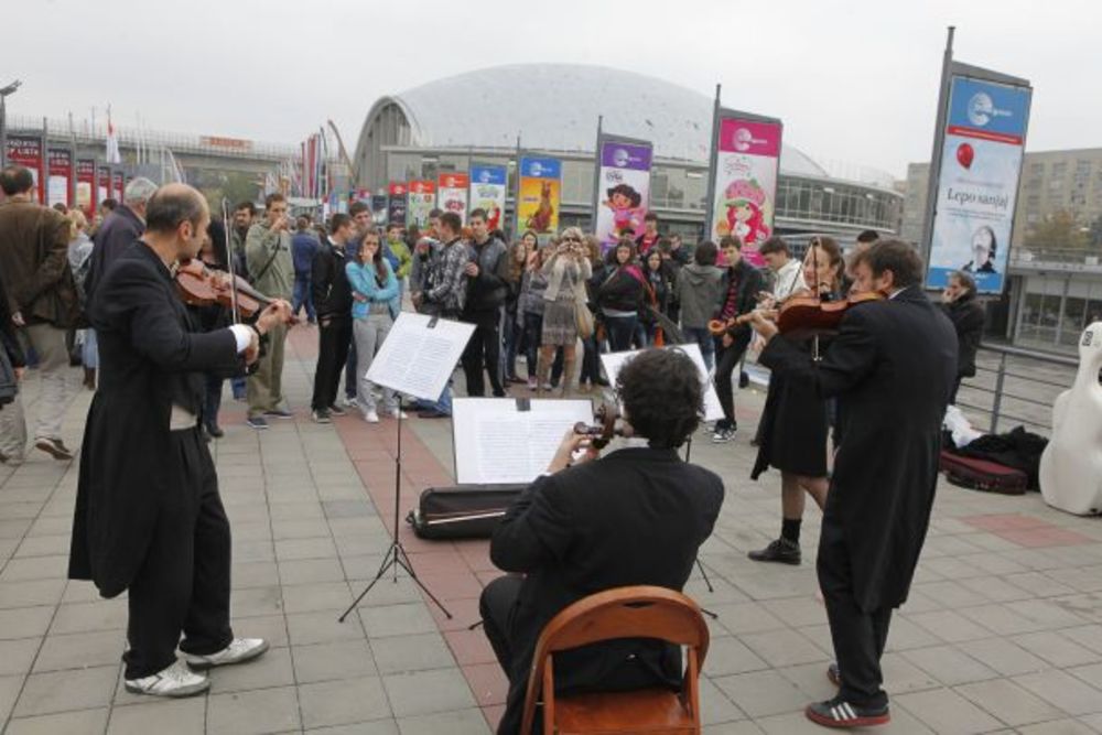 U okviru kampanje Život je lep, Gudački kvartet Beogradske filharmonije iznenadio je posetioce beogradskog Sajma knjiga. Članovi kvarteta - violinisti Jelena Dragnić i Vladan Lončar, violista Boris Brezovac i violončelista Aleksandar Latković, svojim iznenadni