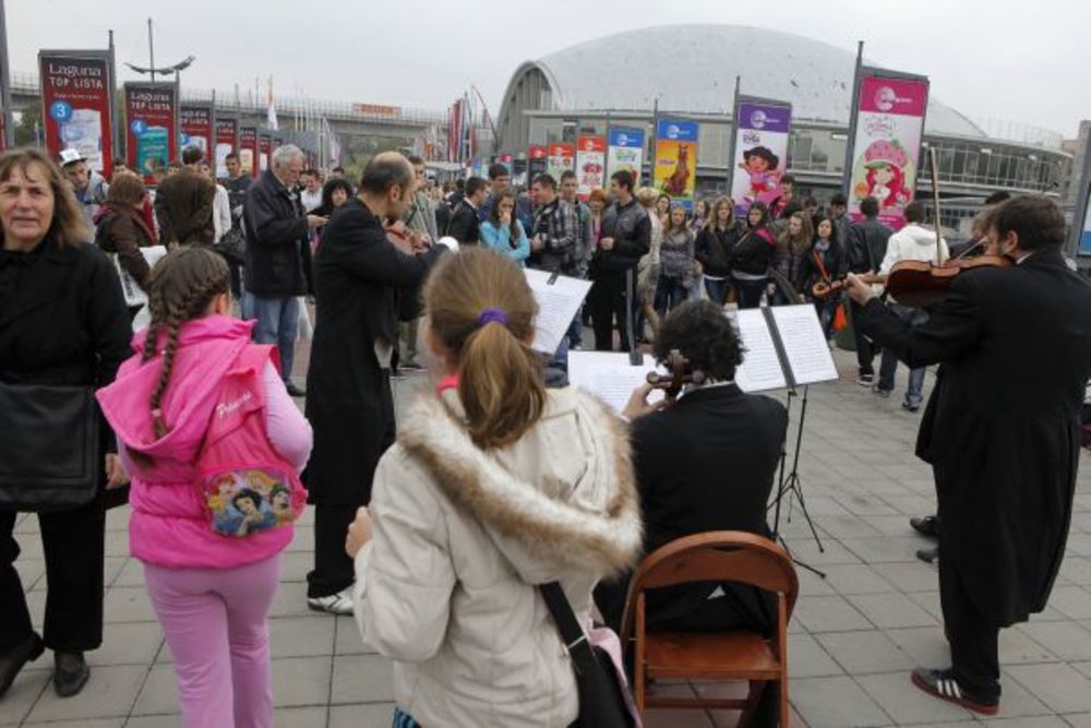 U okviru kampanje Život je lep, Gudački kvartet Beogradske filharmonije iznenadio je posetioce beogradskog Sajma knjiga. Članovi kvarteta - violinisti Jelena Dragnić i Vladan Lončar, violista Boris Brezovac i violončelista Aleksandar Latković, svojim iznenadni