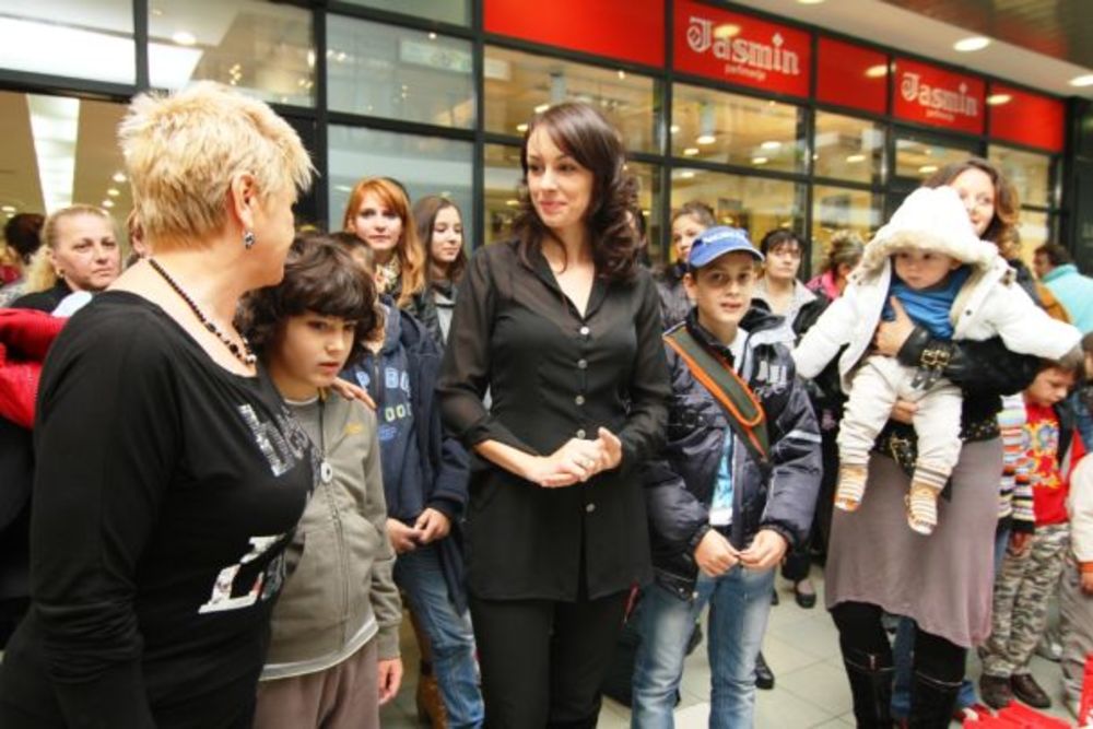 Immo Outlet Centar organizovao je po četvrti put, humanitarnu akciju Mame za mame, koja se bori za bolji život samohranih majki. U toku rođendanske kampanje koja je trajala od 22. septembra do 21. oktobra prikupljala su se sredstva za samohrane mame i njihovu