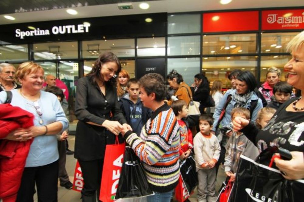 Immo Outlet Centar organizovao je po četvrti put, humanitarnu akciju Mame za mame, koja se bori za bolji život samohranih majki. U toku rođendanske kampanje koja je trajala od 22. septembra do 21. oktobra prikupljala su se sredstva za samohrane mame i njihovu