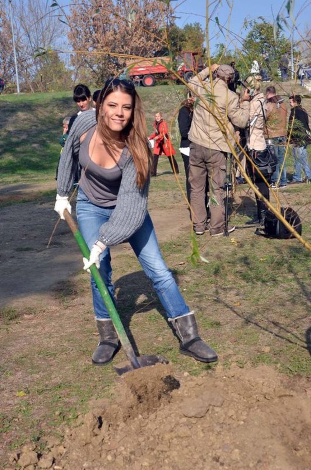 InterMOL, članica MOL Grupe, sprovela je ekološki svesnu akciju u saradnji sa uglednom nevladinom organizacijom Ekotopija i pošumila deo Savskog nasipa koji od sada nosi naziv „MOL šuma“. Učesnici akcije za zaštitu životne sredine bili su svi zaposleni u Inter