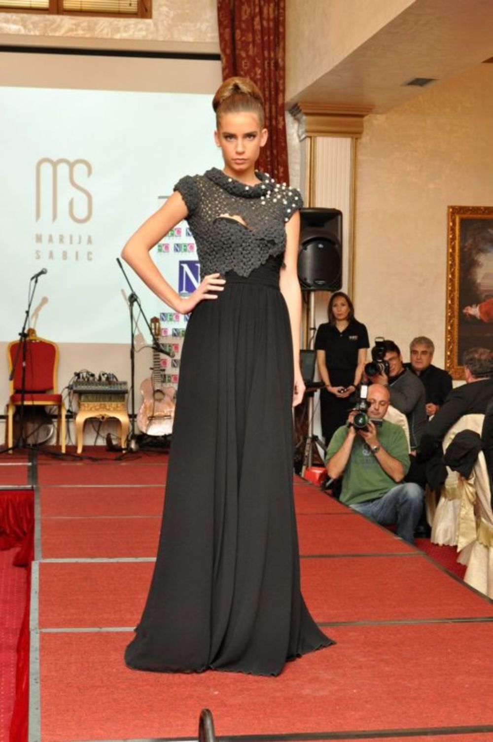 Kreatorka Marija Šabić iz Subotice predstavila je dvadeset novih modela na reviji koja je održana u hotelu Premier Prezident u Sremskim Karlovicima, a povodom promocije i početka rada Nacionalne komore za modu Srbije. Ova dizajnerka, koja je 1982. godine osnov